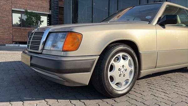 1989-Mercedes-Benz-E-Class-300-CE-Coupe-Auto image:3