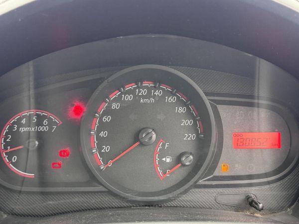 2014-Ford-Figo-14-Ambiente image:9