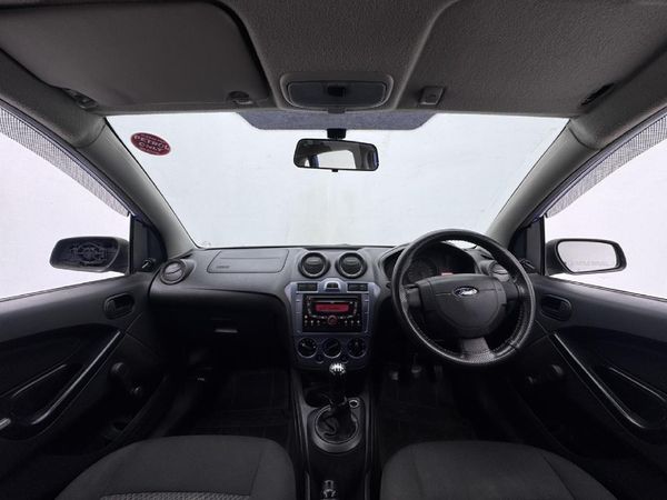 2014-Ford-Figo-14-Ambiente image:10