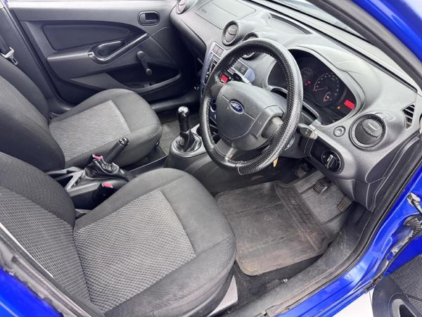 2014-Ford-Figo-14-Ambiente image:13