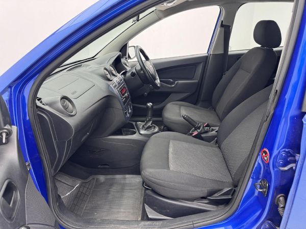 2014-Ford-Figo-14-Ambiente image:6