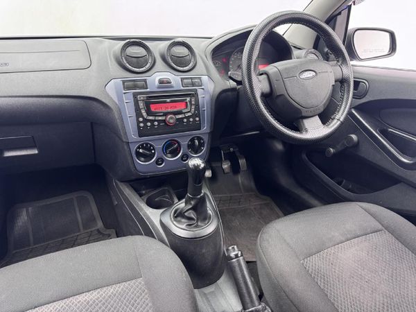 2014-Ford-Figo-14-Ambiente image:7