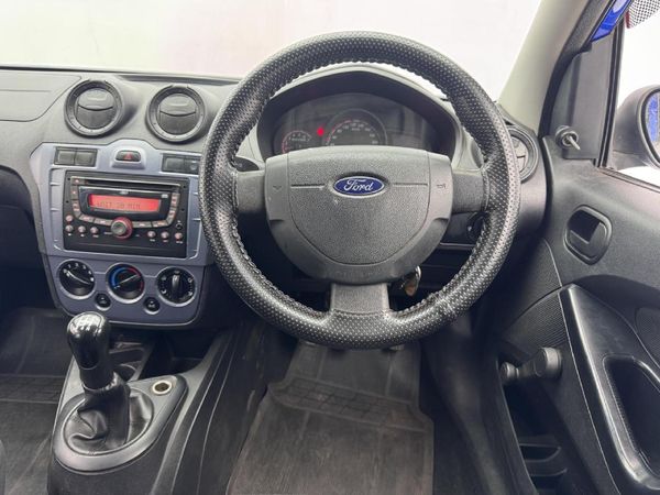 2014-Ford-Figo-14-Ambiente image:8