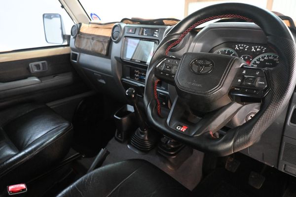 2015-Toyota-Land-Cruiser-79-45-D-Double-Cab image:9