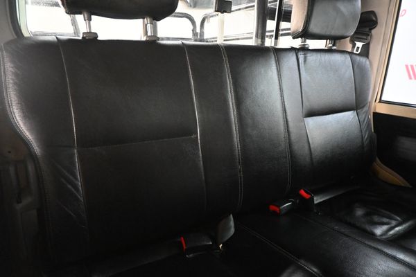 2015-Toyota-Land-Cruiser-79-45-D-Double-Cab image:11