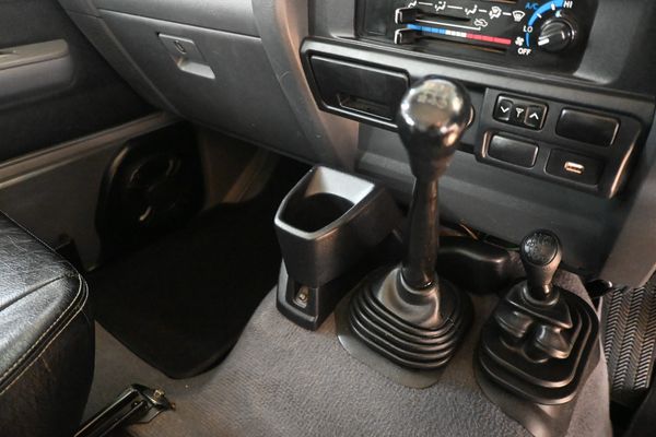 2015-Toyota-Land-Cruiser-79-45-D-Double-Cab image:12