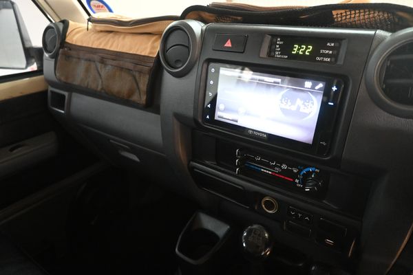 2015-Toyota-Land-Cruiser-79-45-D-Double-Cab image:13
