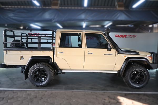 2015-Toyota-Land-Cruiser-79-45-D-Double-Cab image:2