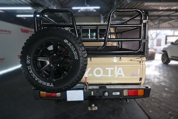 2015-Toyota-Land-Cruiser-79-45-D-Double-Cab image:4