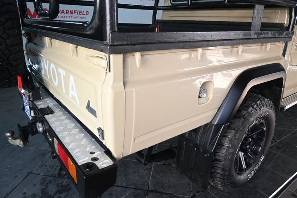 2015-Toyota-Land-Cruiser-79-45-D-Double-Cab image:5
