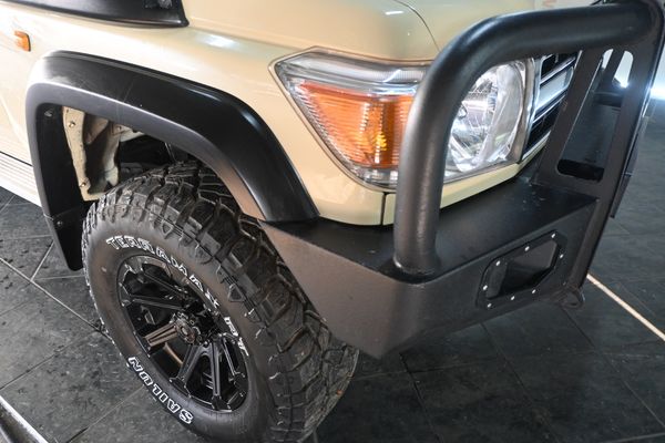 2015-Toyota-Land-Cruiser-79-45-D-Double-Cab image:8