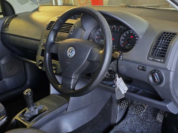 2008-Volkswagen-Polo-16-Trendline image:17