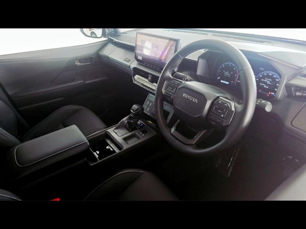 2026-Toyota-Hilux-28-GD-6-RB-Legend-Auto-Double-Cab-Mhev image:6
