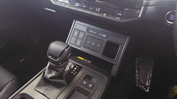 2026-Toyota-Hilux-28-GD-6-RB-Legend-Auto-Double-Cab-Mhev image:10