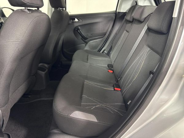2014-Peugeot-208-16-VTi-Allure-Auto-5-dr image:3