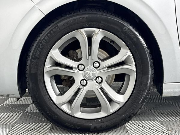 2014-Peugeot-208-16-VTi-Allure-Auto-5-dr image:4