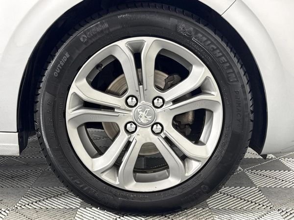 2014-Peugeot-208-16-VTi-Allure-Auto-5-dr image:5