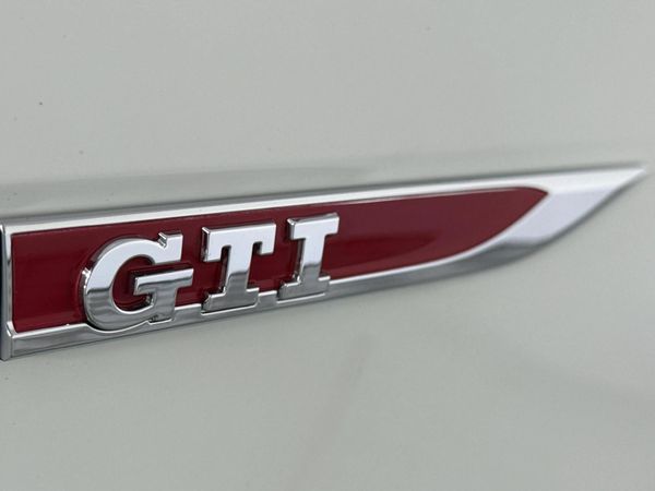 2017-Volkswagen-Golf-VII-GTI-20-TSI-Auto image:11