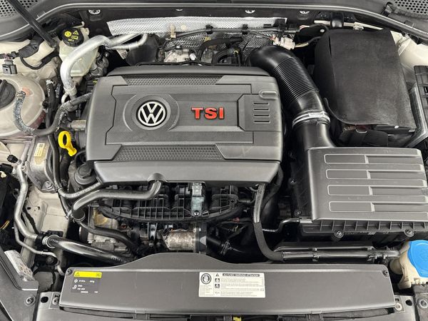 2017-Volkswagen-Golf-VII-GTI-20-TSI-Auto image:14