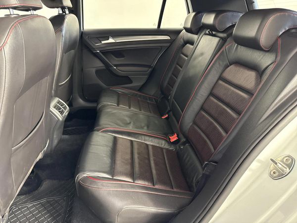 2017-Volkswagen-Golf-VII-GTI-20-TSI-Auto image:3