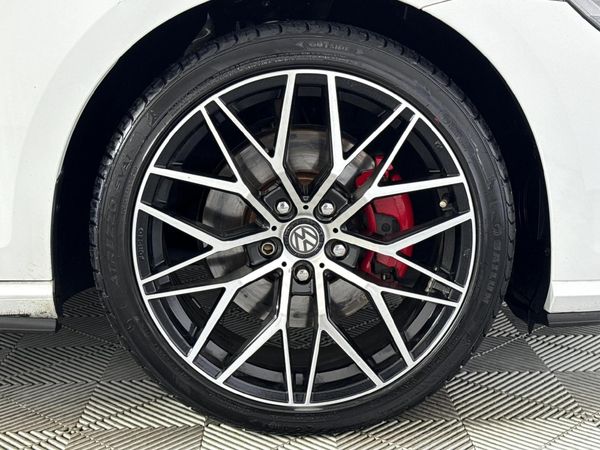 2017-Volkswagen-Golf-VII-GTI-20-TSI-Auto image:4
