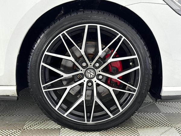 2017-Volkswagen-Golf-VII-GTI-20-TSI-Auto image:5