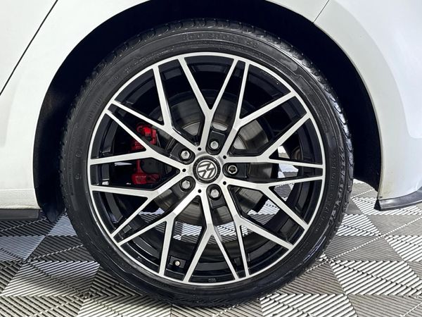 2017-Volkswagen-Golf-VII-GTI-20-TSI-Auto image:7