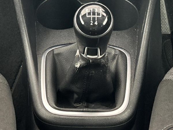 2013-Volkswagen-Polo-14-Comfortline-5-dr image:10