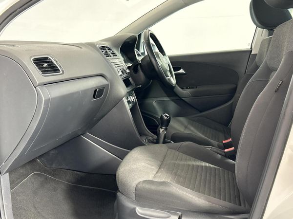 2013-Volkswagen-Polo-14-Comfortline-5-dr image:8