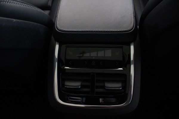 2025-Volvo-XC90-T8-Ultra-Dark-Phev image:13
