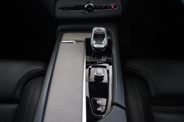2025-Volvo-XC90-T8-Ultra-Dark-Phev image:14