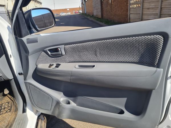 2013-Toyota-Hilux-30 image:13