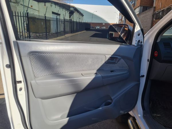 2013-Toyota-Hilux-30 image:14