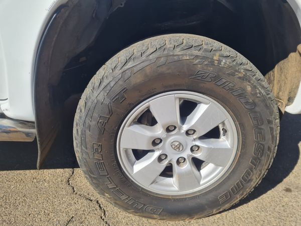 2013-Toyota-Hilux-30 image:16
