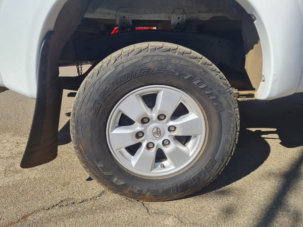 2013-Toyota-Hilux-30 image:17