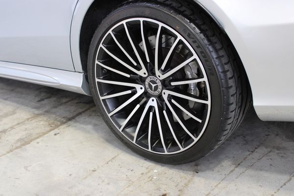 2015-Mercedes-AMG-E-Class-E63-AMG-Sport-V8-Bi-Turbo-Carbon-Edition-7-Speed image:42
