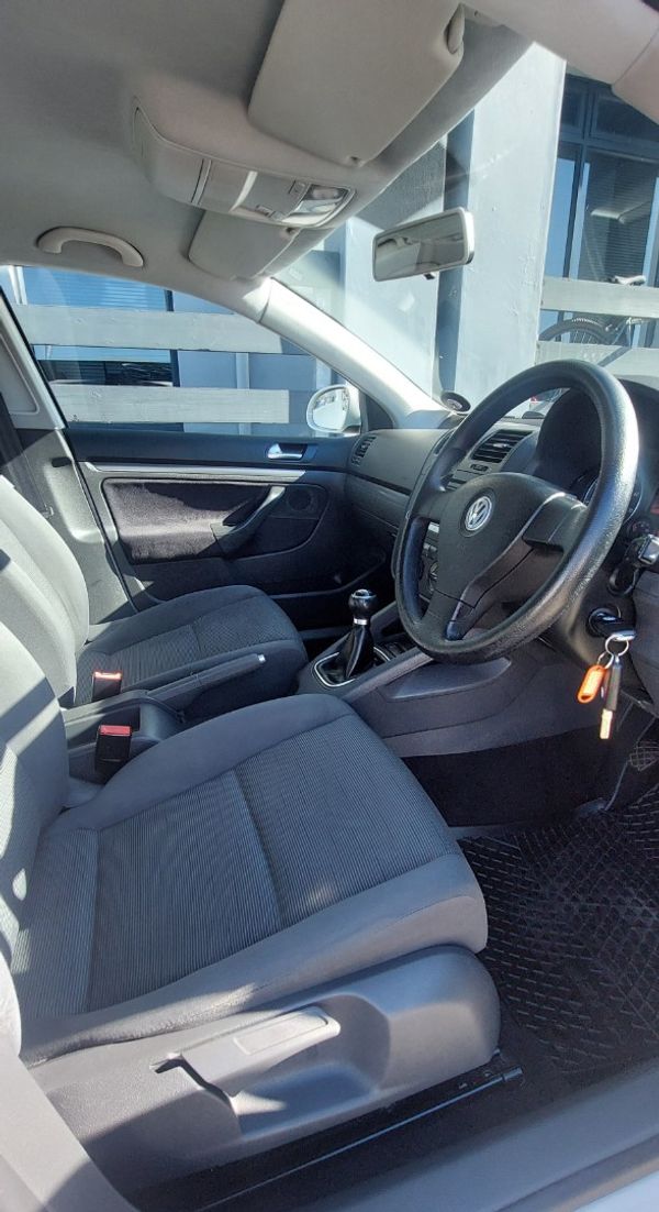 2009-Volkswagen-Jetta-20-Comfortline image:4