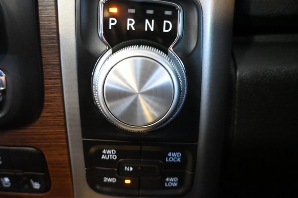 2013-Dodge-Ram-1500-DCab-57-V8-Hemi-Luxury-Laramie-8-SP-AT-4x4 image:16