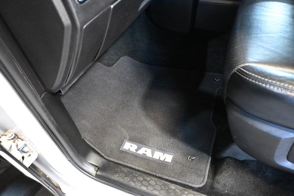2013-Dodge-Ram-1500-DCab-57-V8-Hemi-Luxury-Laramie-8-SP-AT-4x4 image:18