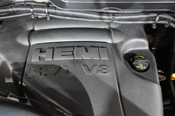 2013-Dodge-Ram-1500-DCab-57-V8-Hemi-Luxury-Laramie-8-SP-AT-4x4 image:23