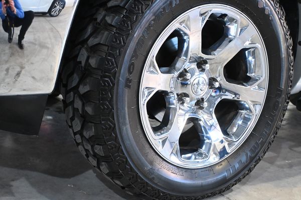 2013-Dodge-Ram-1500-DCab-57-V8-Hemi-Luxury-Laramie-8-SP-AT-4x4 image:24