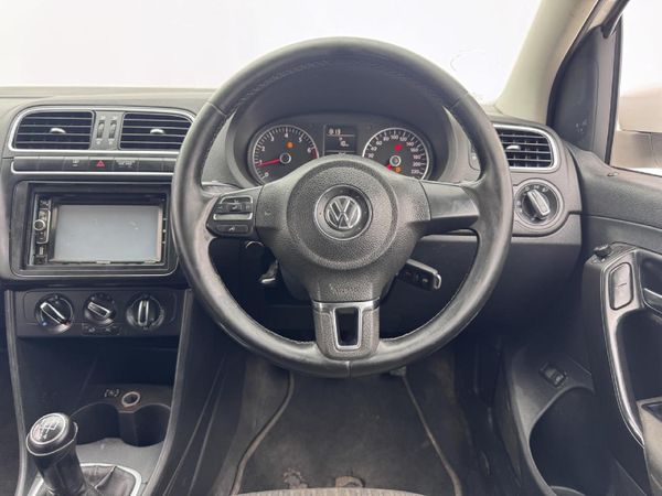 2012-Volkswagen-Polo-16-Comfortline-5-dr image:7