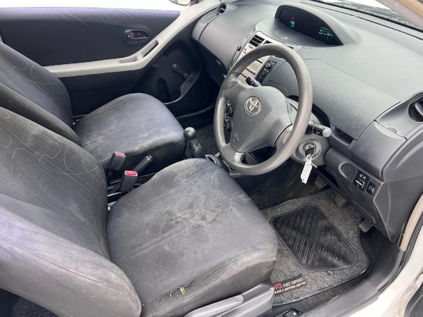 2010-Toyota-Yaris-T1-3-dr image:12