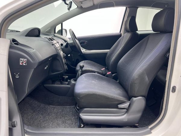 2010-Toyota-Yaris-T1-3-dr image:6
