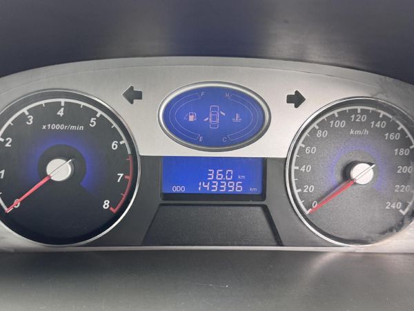 2013-Geely-Emgrand-EC7-18-Lux image:9