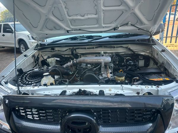 2013-Toyota-Hilux-25-D-4D-Single-Cab image:4
