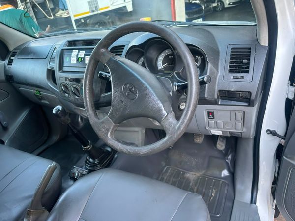 2013-Toyota-Hilux-25-D-4D-Single-Cab image:5