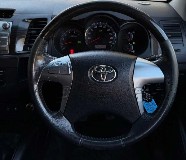 2014-Toyota-Fortuner-30-D-4D-Raised-Body image:8