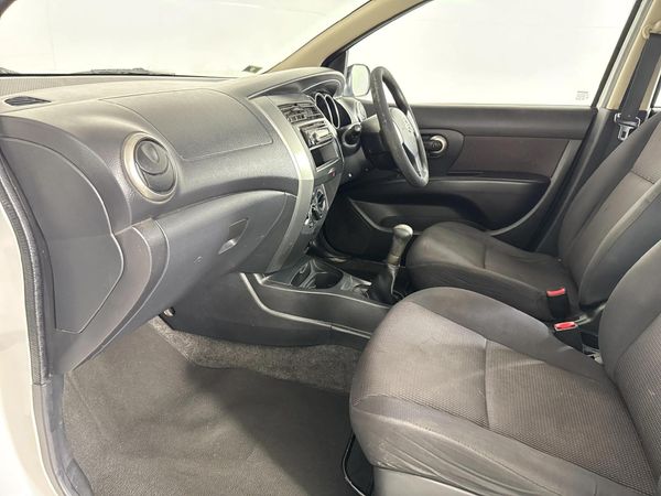 2009-Nissan-Livina-16-Visia-X-Gear image:6