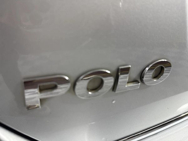 2011-Volkswagen-Polo-16-Comfortline image:11
